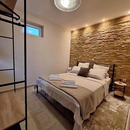Garden Apartment *